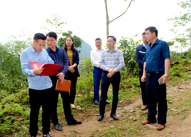 Phó Chủ tịch Thường trực UBND tỉnh Hoàng Gia Long kiểm tra một số công trình cấp nước sinh hoạt trên địa bàn huyện Quang Bình